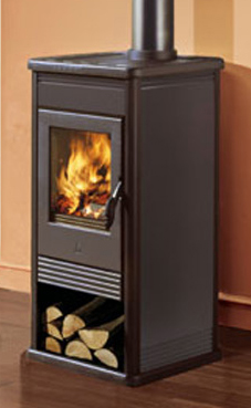 EDILKAMIN GIULIA ACERO 7,2 Kw. Fuego de fundición. Troncos de leña de máximo 33 cm verticales. Salida humos Ø 13 cm. macho Laterales acero gris.Estructura rústica con estructura de acero