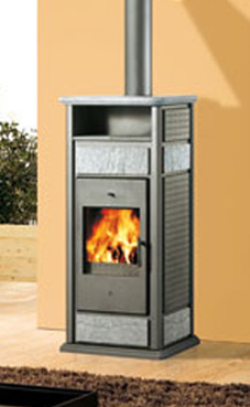 EDILKAMIN KLIMA BASE CON CALIENTAPLATOS de 19,7 Kw Estructura y fuego de acero. Plano fuego de fundición.Frontal, laterales y base de fundición. Troncos de leña de máximo 33 cm verticales.