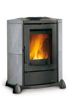 NORDICA-EXTRAFLAME CORTINA 6,5 Kw.(piedra natural o burdeos) Revestimiento exterior de piedra ollare  Puerta, basamento y cabezal de hierro fundido  Cristal ceramico que resiste hasta 750°C